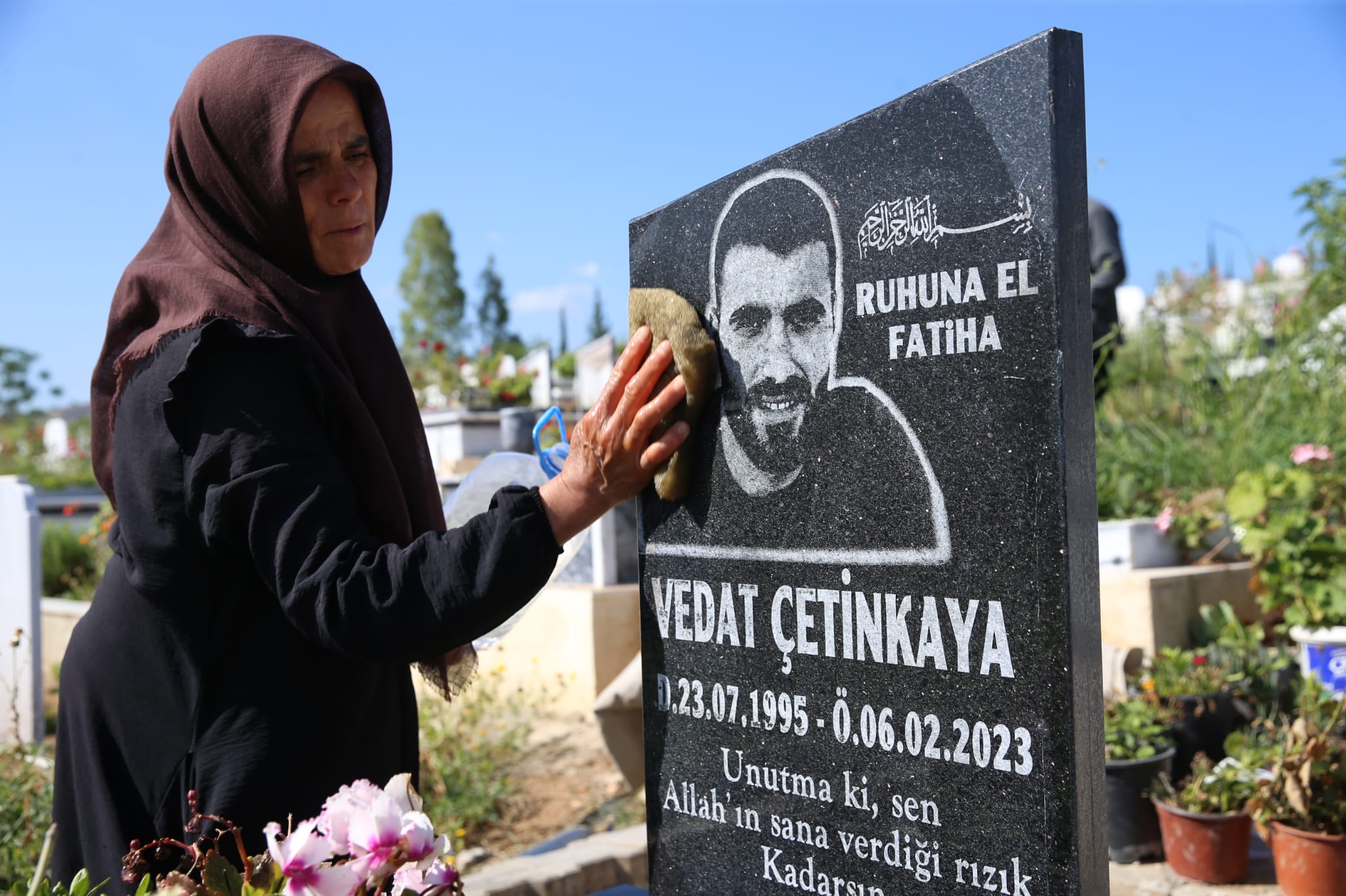 Oğlunun mezarını ziyaret eden depremzede annenin buruk günü