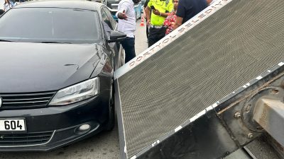 Hatay’ın Dörtyol ilçesinde, tırın çarpması sonucu devrilen reklam panosu, kırımızı