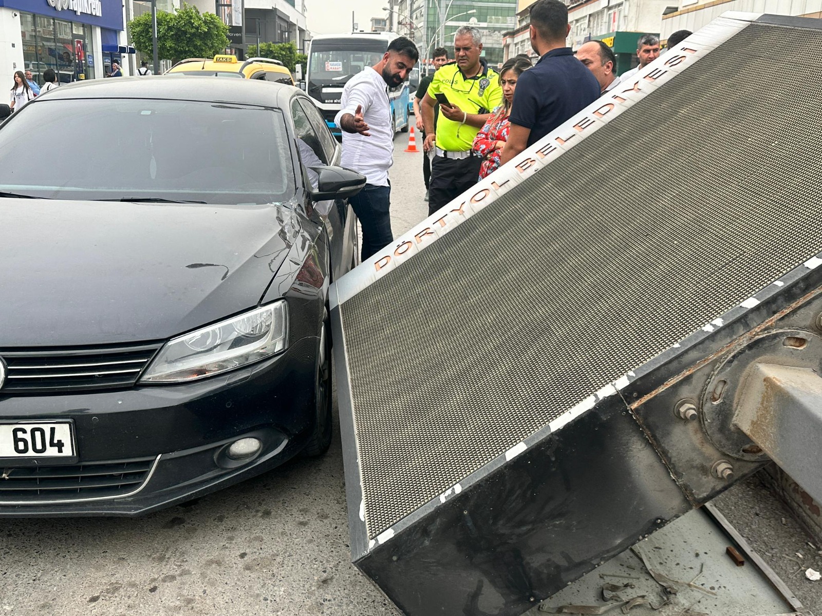 Reklam panosu otomobile zarar verdi