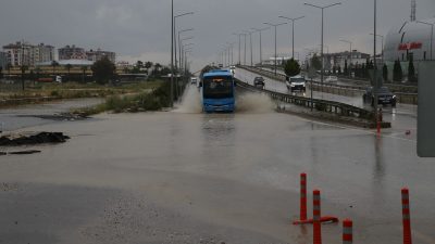 Hatay’ın merkez Antakya ilçesinde sağanak nedeniyle bazı cadde ve sokaklarda