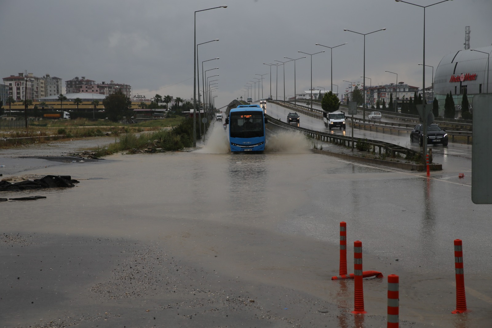 Hatay’da sağanak hayatı olumsuz etkiledi