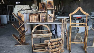 Hatay’ın Kumlu ilçesinde yaşayan depremzede Mehmet Aslan, atık ahşap malzemeleri