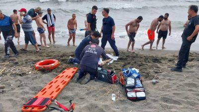 Hatay’ın Samandağ ilçesi Çevlik sahilinde serinlemek için denize giren üç