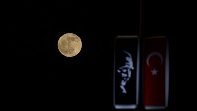 Hatay’da havanın kararmasıyla doğan dolunay, Amanos Dağı semalarında eşsiz bir