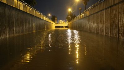 Hatay’ın merkez Antakya ve Defne ilçelerinde etkili olan sağanak hayatı