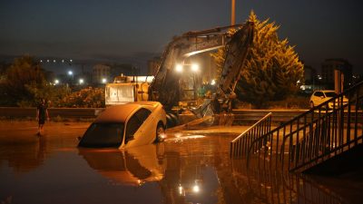Hatay’da etkisini artıran yoğun yağışlar, sel baskınları ve taşkınlarla birlikte