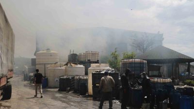 Hatay’ın Antakya ilçesinde bir zeytinyağı fabrikasında çıkan yangına itfaiye ekiplerinin
