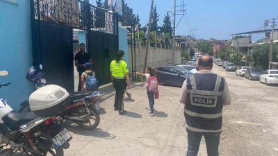 Hatay’ın İskenderun ilçesinde, öğrencilerin güvenliğini sağlamak amacıyla polis ekipleri okul