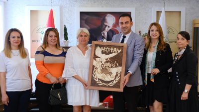 Defne Belediye Başkanı Halil İbrahim Özgün, bir dizi kadın ziyaretçiyi