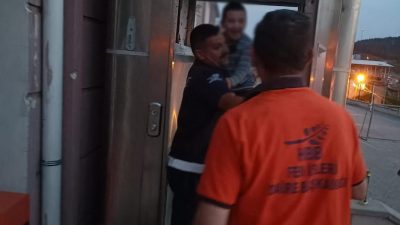 Hatay’ın Belen ilçesinde, engelli asansöründe mahsur kalan 6 yaşındaki bir