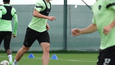 Hatayspor futbolcuları, son Başakşehir yenilgisinin ardından teknik direktör Volkan Demirel’in