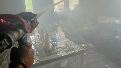 Hatay’ın Belen ilçesinde bir evde çıkan yangın itfaiye ekiplerince söndürülürken