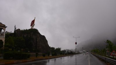 Hatay’ın Belen ilçesinde, sis nedeniyle görüş mesafesinin düşmesi ulaşımı olumsuz
