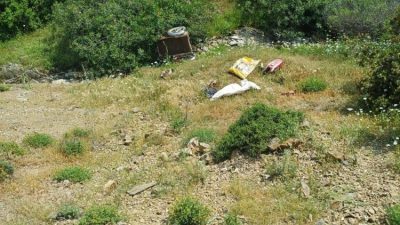 Hatay’ın Hassa ilçesinde kontrolden çıkarak dereye uçan motosikletin sürücüsü yaralandı.