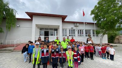 Hatay’ın Samandağ ilçesinde polis ekipleri, öğrencilere yönelik trafik eğitimi düzenledi.