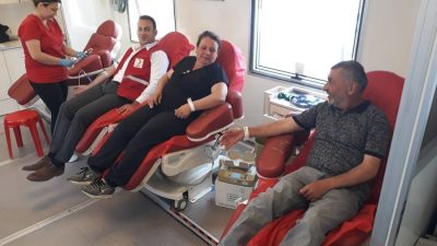 Defne Belediye Başkanı Halil İbrahim Özgün öncülüğünde, Kızılay’ın düzenlediği kan