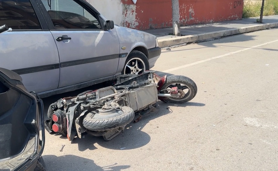 Otomobil ile motosiklet çarpıştı