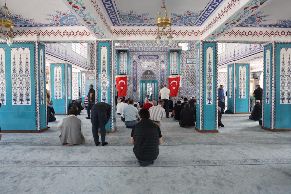 Antakya’da depreme rağmen ibadet devam ediyor