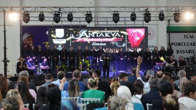 Kilis Belediyesi ev sahipliğinde düzenlenen etkinlikte, Antakya Medeniyetler Korosu, depremde