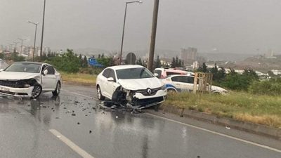 Hatay’ın Arsuz ilçesi istikametine seyir halinde olan iki araç, yağmurlu