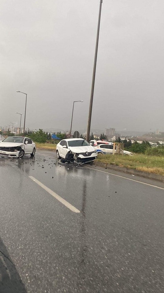 İki Araç Çarpıştı, Maddi Hasar Meydana Geldi