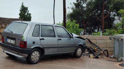 Hatay’ın Belen ilçesinde bahçe duvarına çarpan otomobilin sürücüsü yaralandı. K.T.