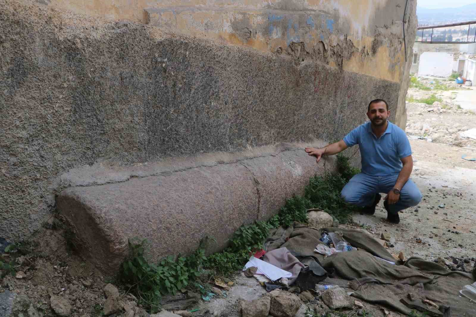 Ağır hasarlı binanın altındaki tarihi sütun merak uyandırdı