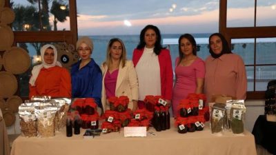 Hatay’ın Arsuz ilçesinde, bir grup kadın, “Kadın Dayanışması ve Otizmli