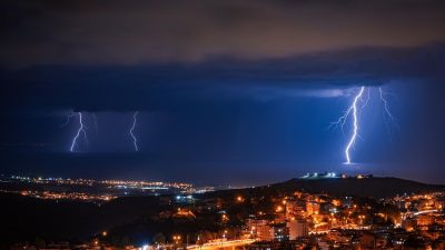 Hatay’ın İskenderun ilçesinde akşam saatlerinde yağışla birlikte etkisini gösteren şimşekler