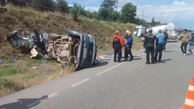 Gaziantep’in İslahiye ilçesinde beton tankerinin karşı şeride geçerek yolcu minibüsünü