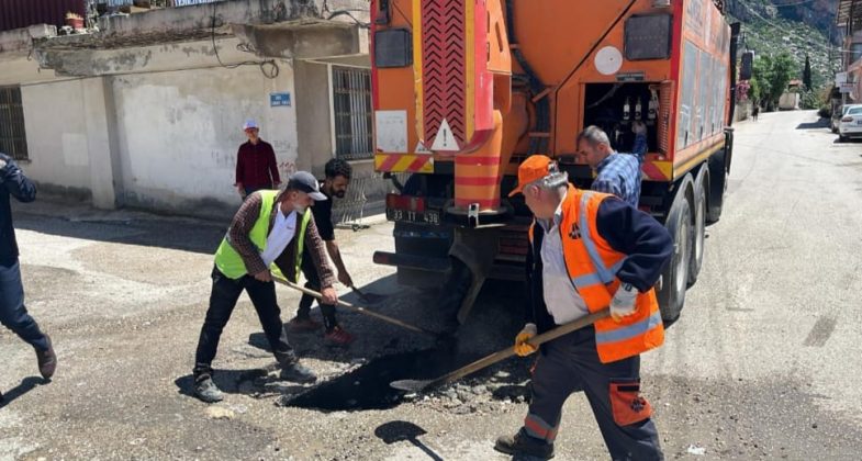 Samandağ’da Yol Bakımı ve Onarım Çalışmaları Sürdürüyor