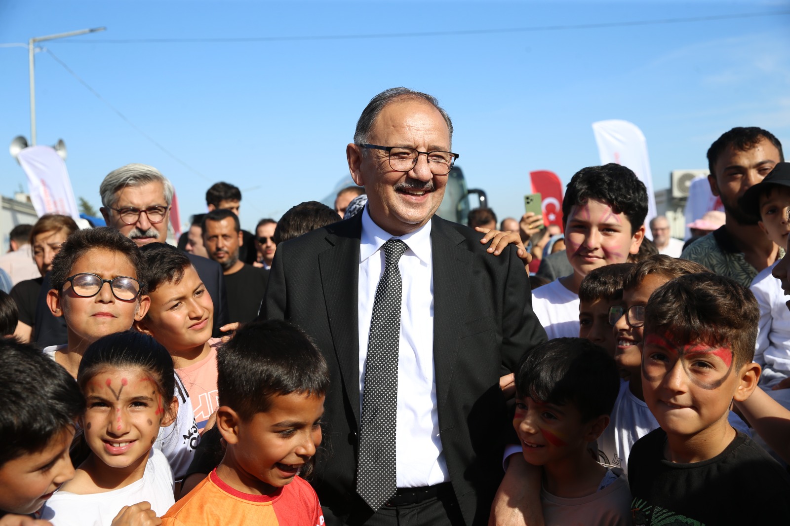 Bakan Özhaseki, konteyner kentteki çocuk şenliğine katıldı