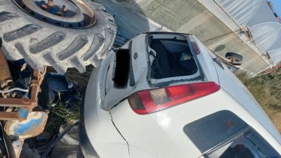 Samandağ’da, park halindeki PAT PAT’a çarpan bir otomobilin hurdaya dönüştüğü