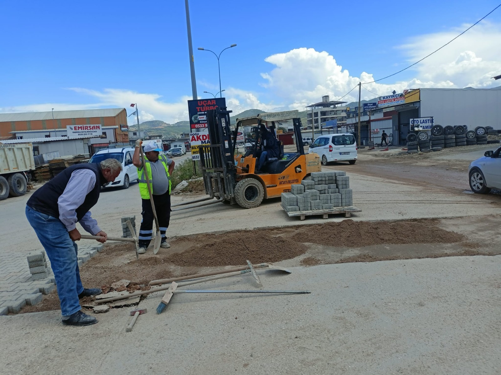 Antakya’da Yollarda Yenileme Çalışmaları Sürüyor