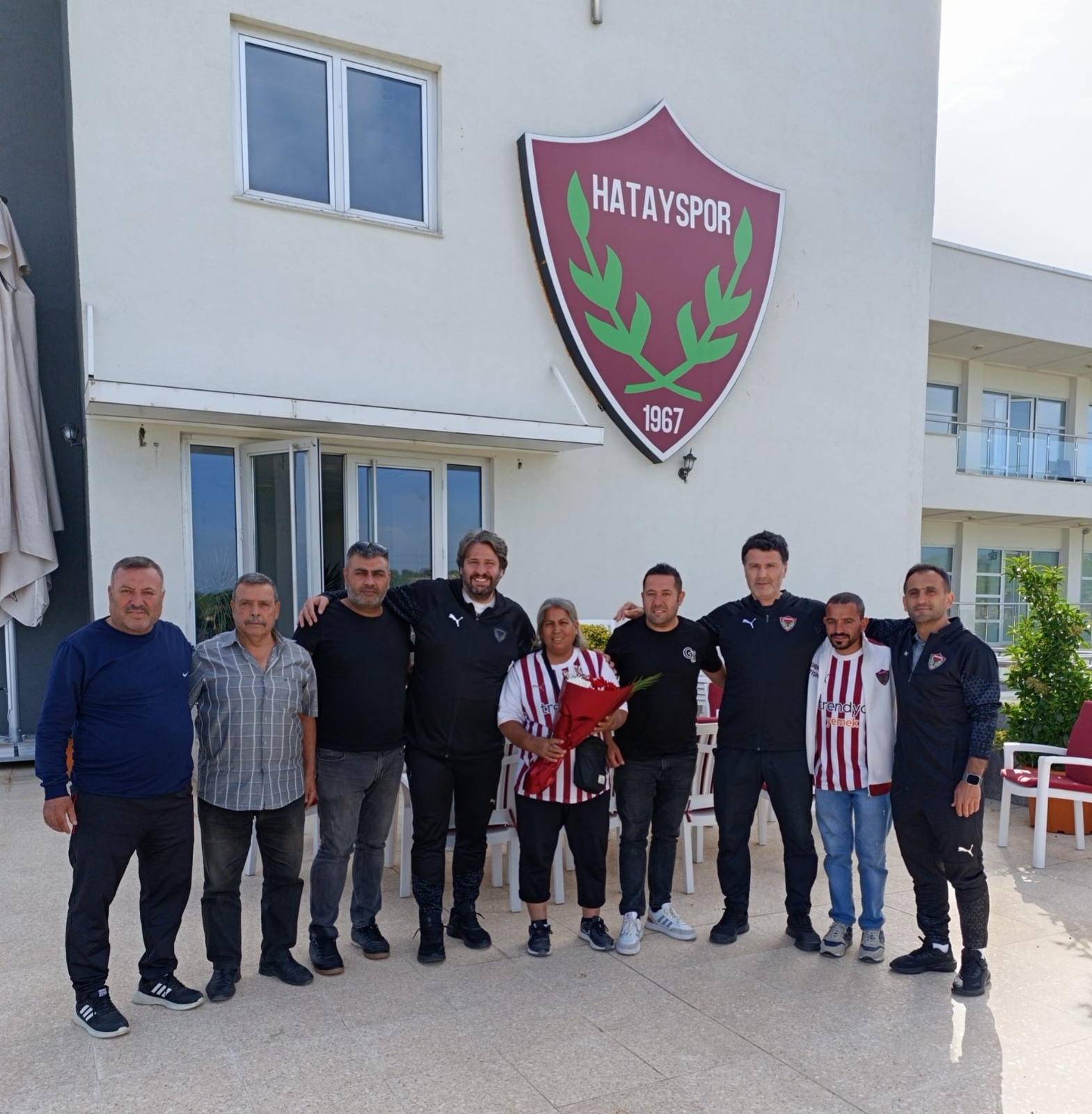 Songül Taşdelen, Hatayspor’a tepsi Baklavayla destek verdi