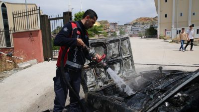Hatay’ın merkez Antakya ilçesinde, seyir halindeyken yangın çıkan otomobil kullanılamaz