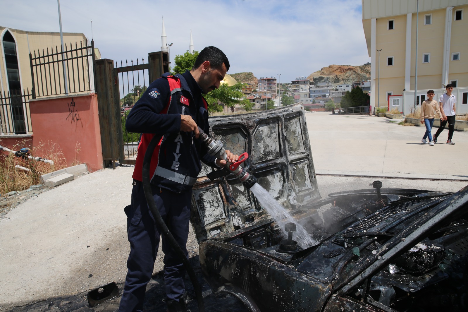 Otomobilde çıkan yangın söndürüldü