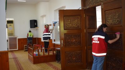 Hatay Büyükşehir Belediyesi, il genelinde ibadethanelerin temizliği ve yaşlı, engelli