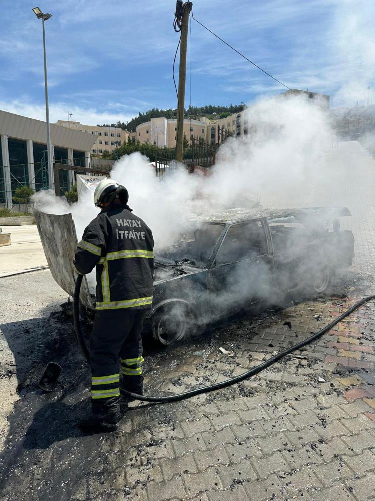 Elektrik Arızası Sonucu Otomobil Alev Topuna Döndü