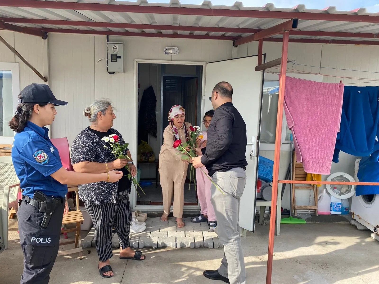 Hatay’daki Polisler Depremzede Anneleri Unutmadı