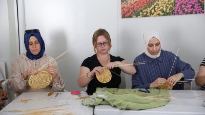 Hatay’ın İskenderun ilçesindeki konteyner kente açılan kursta buğday saplarından dekoratif