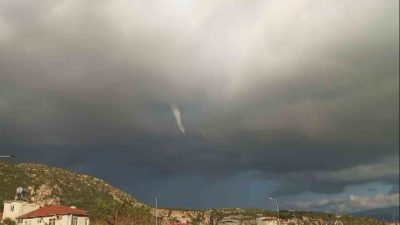 Kuvvetli yağışın etkili olduğu Hatay’ın Samandağ ilçesinde deniz üzerinde ortaya