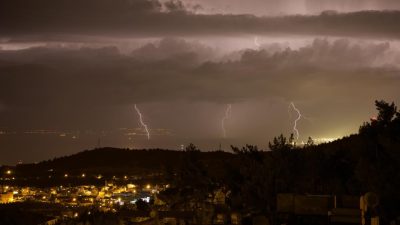 Hatay’da kuvvetli yağışla birlikte etkili olan şimşekler İskenderun Körfezi’nde geceyi