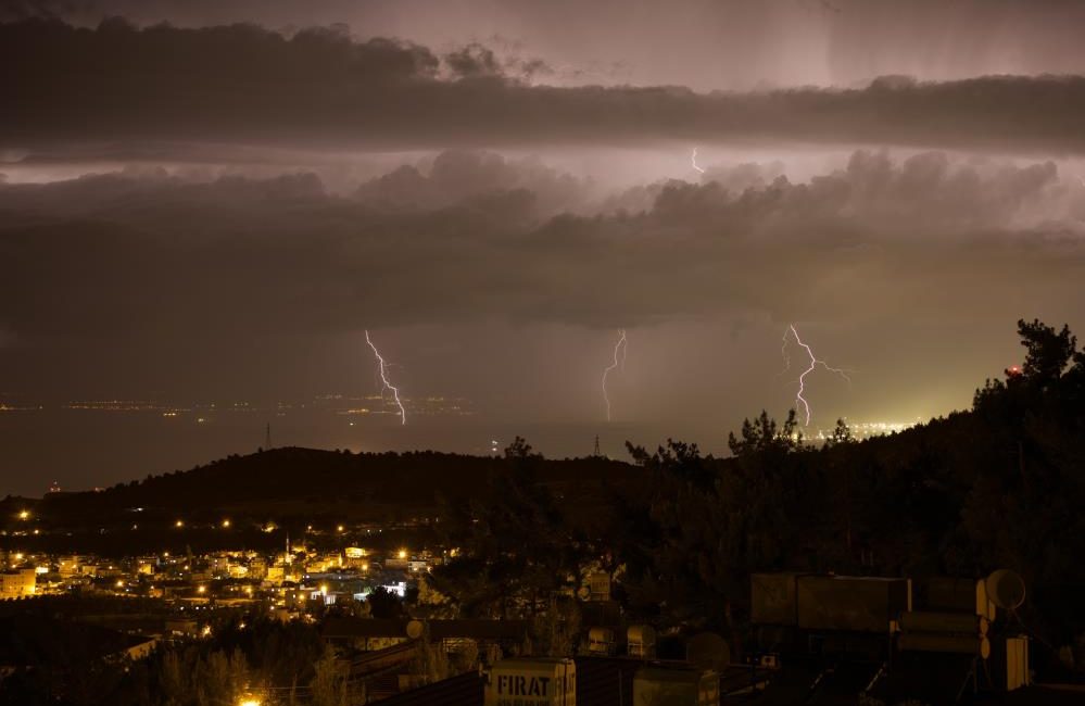 Hatay’da kuvvetli yağışla birlikte