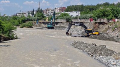 Hatay’ın Dörtyol ilçesinde, kuvvetli yağışların etkisiyle derede meydana gelen taşkın