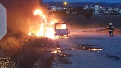 Antakya-Üzümdalı civarındaki yangında otomobil tamamen yandı, kül oldu..