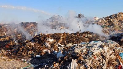 Reyhanlı ilçe merkezine yakın bir yerde çöplük yangını çıktı. Yangın