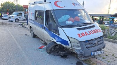 Hatay’ın Dörtyol ilçesinde ambulans ve iki otomobilin karıştığı trafik kazasında