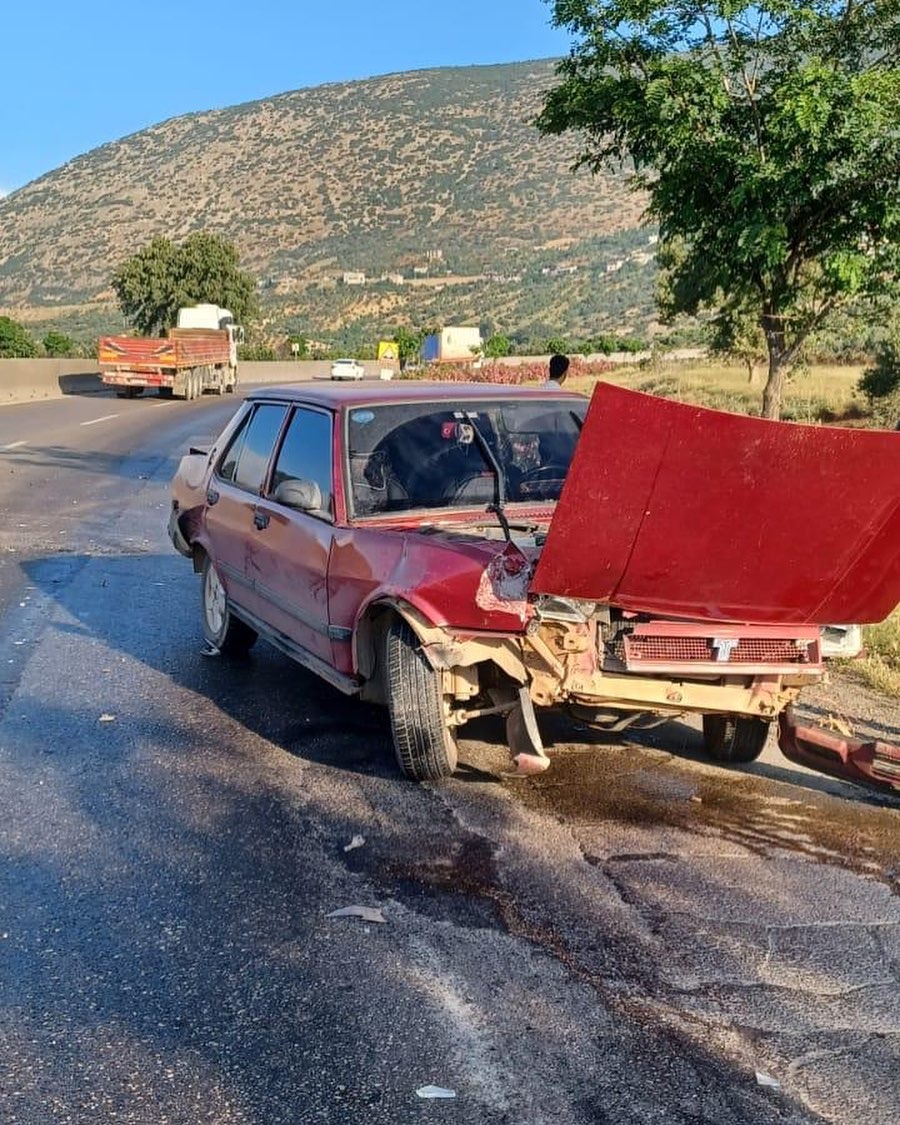 Dökülen yağ iki trafik kazasına neden oldu