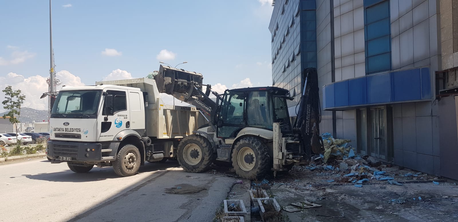 Antakya Belediyesi yağıştan etkilenen yolları onardı